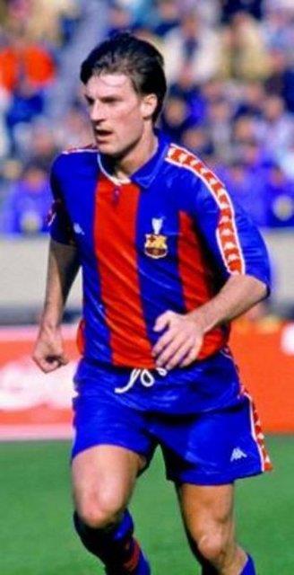 Michael Laudrup, hem Real Madrid formasyla Barcelona'ya kar, hem de Barcelona takmnda Real Madrid'e kar 5-0'lk galibiyetler yaad.