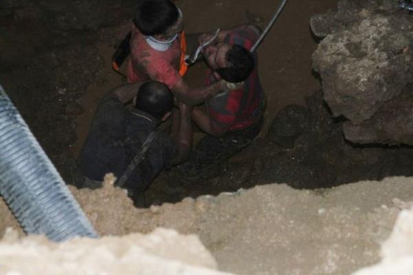 Olay yerine giden itfaiye ve salk ekipleri, gk altndaki Tutuk'u sedyeye balayp kprdatmadan iple yukarya ekmek istedi. Ancak bu giriim topran srekli kaymas nedeniyle baarszlkla sonuland.