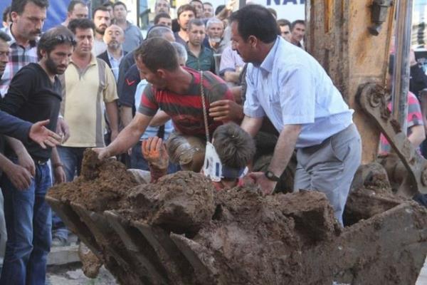 Bunun zerine yaral olan Tutuk, i makinesinin kepesine konularak 35 dakika sren almann ardndan yukarya karld.