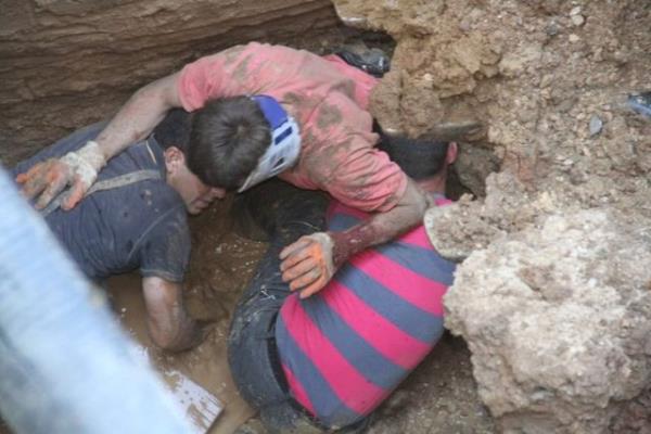 Turist Yolu yanndaki su borusu deitirme kazsnda alan 24 yandaki Emin Tutuk, dozer kanal aarken bir anda kayan tonlarca topran altnda kald.