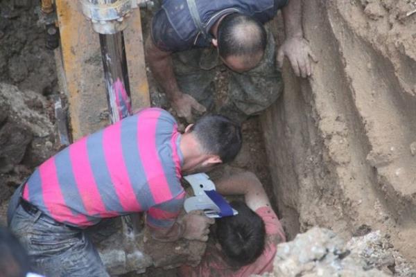 Yolun ortasnda meydana gelen gkte toprak altnda kalan iiyi kurtarmak iin olay yerine baka bir dozer getirildi.