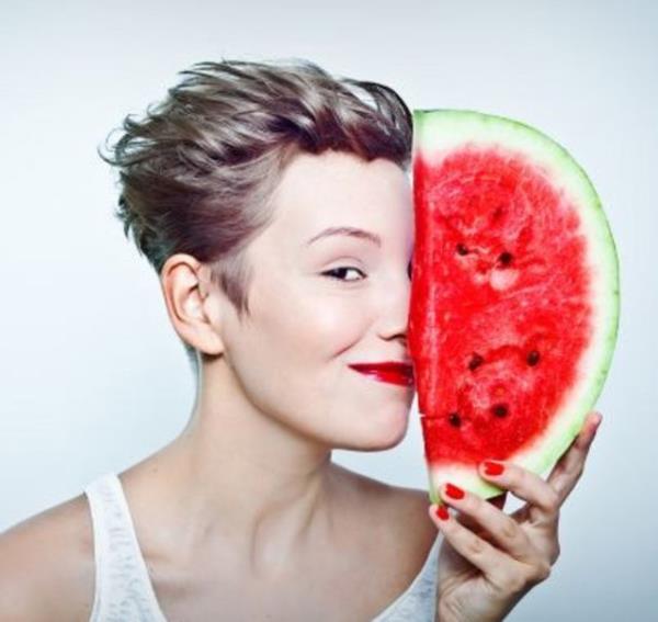 ok iyi bir idrar sktrc olan karpuz, vcuttaki atk maddeleri, barsaklar ve kan temizler. Kalbi koruyucu etkisi de vardr.