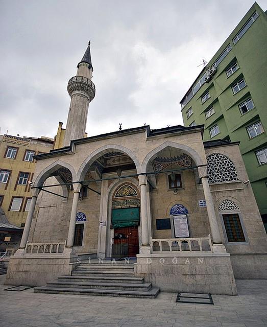 Daha �nce meyhane olarak kullan�lan Sirkeci'deki Merzifonlu Kara Mustafa Pa�a Camii yeniden in�a edilerek ibadete a��ld�.