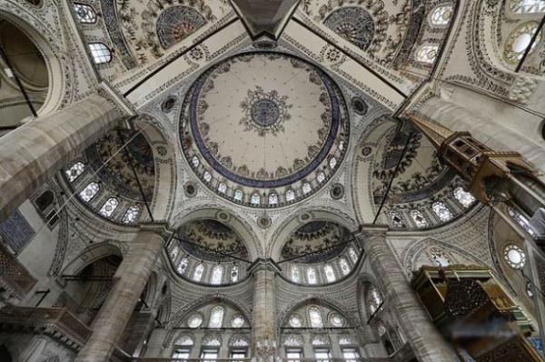 Fatih'in Davutpa�a semtinde bulunan Hekimo�lu Ali Pa�a Camii restore edildikten sonra bu hale geldi.