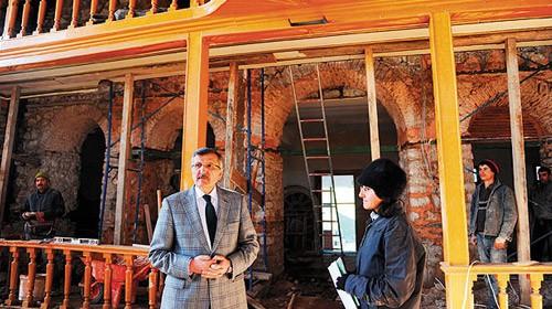 Fatih Sultan Mehmet Camisi �stanbul'un fethi �ncesi Fatih Sultan Mehmet'in emriyle yapt�r�lan ilk T�rk camisi restore ediliyor. Kazl��e�me meydan�ndaki cami y�llarca deri fabrikalar� aras�nda kalm��. Ka�ak kat ��k�lm��, �ok�a eklemeler yap�lm��. Fabrikalar y�k�l�nca ortaya ��kan cami �imdi Zeytinburnu Belediyesi taraf�ndan orjinaline sad�k kal�narak restore ediliyor.