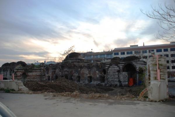 Cerrahpa�a T�p Fak�ltesi yan�nda bulunan Esekap� Medresesi y�k�lma ile kar�� kar��ya kalm��t�.