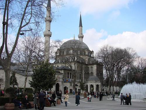 �stanbul'un g�z bebe�i camilerinden olan Ey�p Sultan Camii, restore edilmeden �nce g�r�n�m olarak olduk�a k�t� durumdayd�.