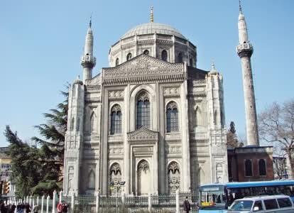 Osmanl� ta� i��ili�inin uyguland��� en g�zel �rneklerinden olan Aksaray'daki Pertevniyal Camii, restore edilmeden �nce bu haldeydi.