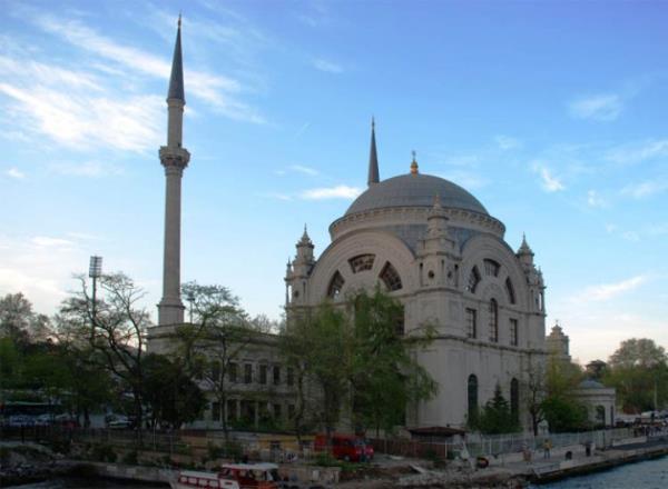 Dolmabah�e Camii �imdi bu hale geldi.