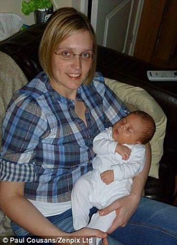 Doktorlar gittike yaylan kanseri durdurmak amacyla Rowena'nn yumurtalklarn, rahmini, barsaklarnn ve midesinin de bir ksmn almak zorunda kald.