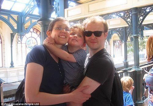 Kanserin vcudunun byk blm kaplamasyla yaama umudu azalan Rowena, lmnden sonraki sreci planlamaya balad.