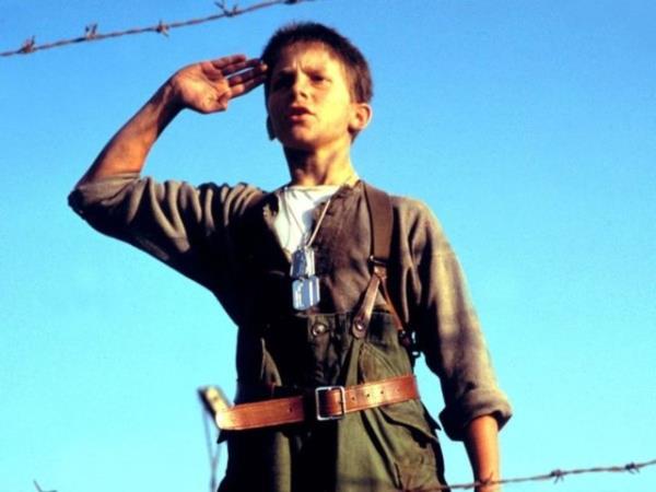Christian Bale de bir ocuk yldzd. Steven Spielberg'in 1987 yapm Empire of the Sun (Gne mparatorluu) adl filminden alnan bu karede 13 yandayken grlyor.