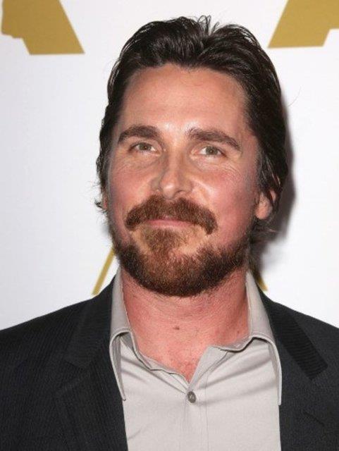 O gen aktr yllar iinde Hollywood'un en baarl oyuncularndan biri hline geldi: En son lemede Batman'i canlandrd ve The Fighter (Dv) adl filmdeki rolyle Oscar dln kazand