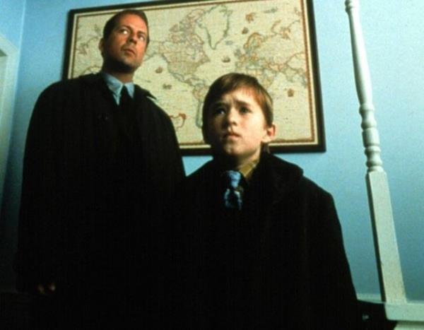Haley Joel Osment, henz 11 yandayken rol ald The Sixth Sense (Altnc His) adl filmdeki dikkat eken oyunculuuyla mehur olmutu ama zaten drt yandan beri TV dizilerinde ve reklam filmlerinde oynuyordu