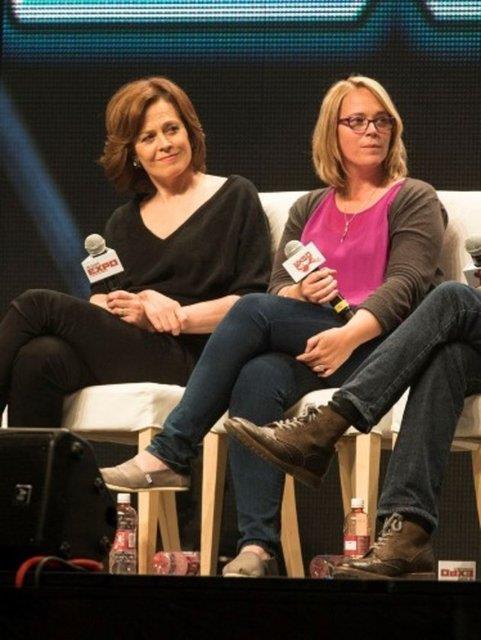 Bir de u anki hline bakn! Bir ocuk annesi olan Carrie retmenlik mesleini semi. Ksa sre nce, Sigourney Weaver ve Aliens filminin dier oyuncularyla 28 yldan beri ilk kez bir araya geldi.