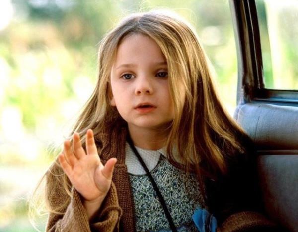 Bu fotorafta Abigail Breslin'i baarl bir kariyerin banda, sekiz yandaki bir ocuk yldz olarak gryoruz. Signs (aretler) onun ilk filmiydi ve Little Miss Sunshine (Kk Gn Im) ile byk baar yakalad.