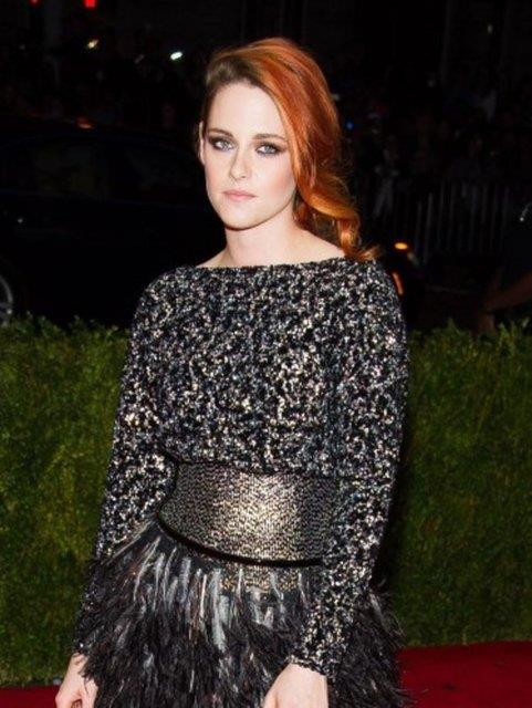 Twilight (Alacakaranlk) filmlerindeki Bella Swan karakterini yllarca canlandrdktan sonra, Kristen artk gzel bir gen kadn oldu ve dnyann en popler aktrislerinden biri hline geldi.