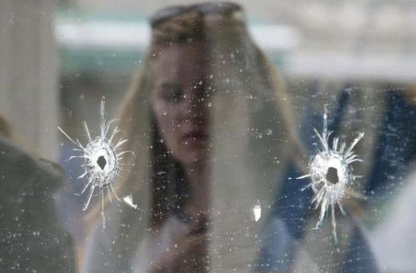 <b>Sayfa 9:</b> "Aladm hatrlyorum, annem ve babamla geirdiim btn mutlu zamanlar gitmi, artk bir hatradan ibaretti" Sayfa 11: "Babamn hemen yeni ve gzel bir kz arkada bulmas, babamn kadnlar tarafndan sevilen bir tip olduunu anlamam salad