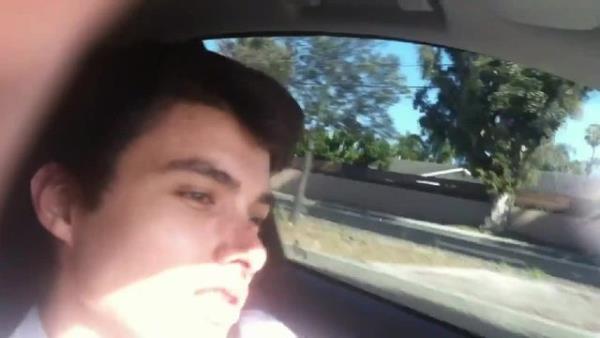 Polislerle atmaya da giren Elliot Rodger, otomobili iinde bandan vurulmu olarak ele geirildi.