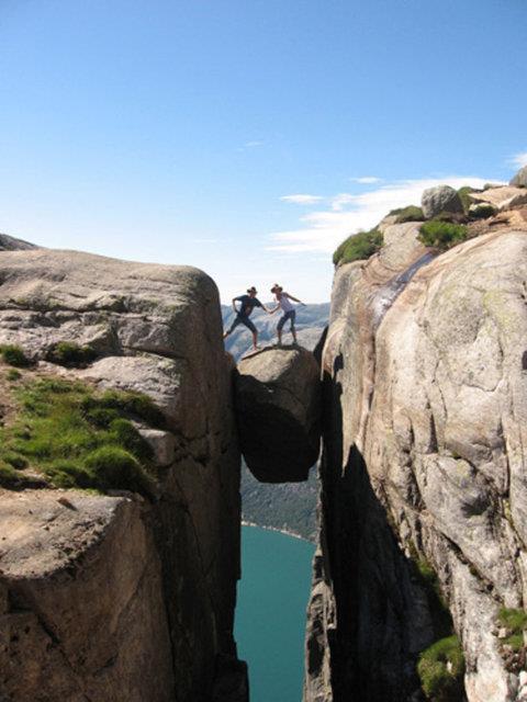 Norve'te bin metre ykseklikte iki uurum arasna skm kaya paras zerine karak poz veren daclar, inanlmas g grntler ortaya karyor.