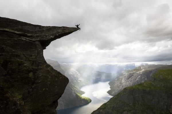 Lysefjorden blgesindeki Kiragg Da'nda bulunan iki uurum arasndaki Kjeragbolten kayas, adrenalin severlerin ilgi oda haline geldi.