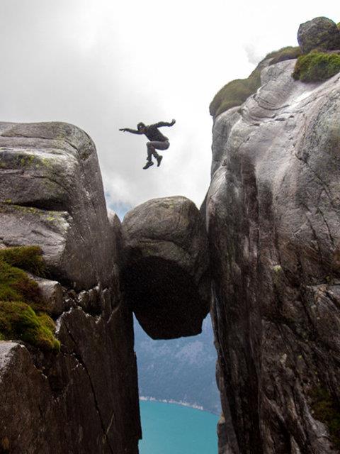 Daclar, bin metre trmandktan sonra hibir donanm kullanmadan iki uurum arasna skm kaya zerine iniyor.