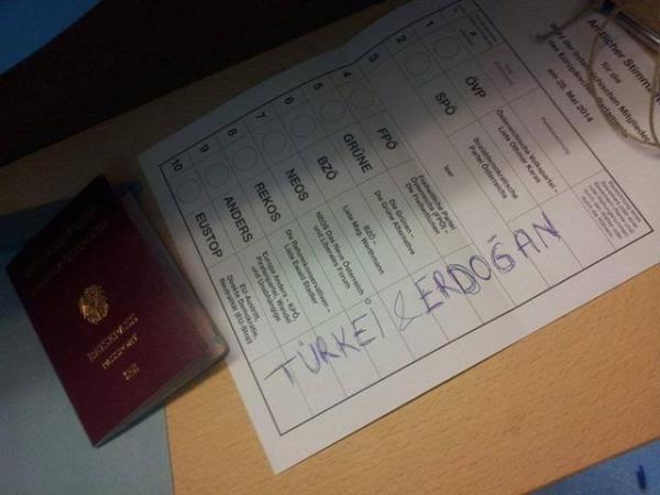 Aa Avusturya'da yaayan Emine elepi ise Trkiye kart haberlere tepki gstermek iin sanda gittiini belirterek, "Oy pusulasna 'Trkiye- Erdoan' yazdm. Babakan Erdoan'n arkasnda olduunu gstermek istedim" dedi.