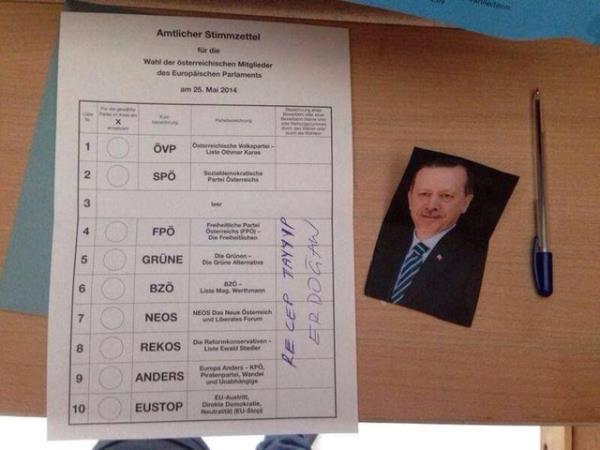 Grubun yelerinden Ebru akalolu, ektii fotoraf gstererek Avusturya ve Avrupa medyasnda Trkiye ve Babakan Erdoan hakknda kan aslsz ve karalama amal haberlere demokratik tepki gstermek iin byle bir kampanya dzenlediklerini syledi.