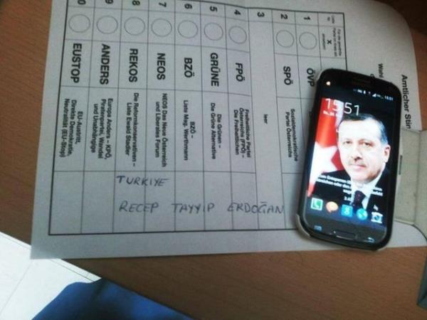 "Binlerce insannn oy pusulasna 'Erdoan-Trkiye' yazdn tahmin ediyoruz. Geersiz oy kullanmann sanda gitmemekten daha iyi olduunu dnyoruz. Sesimizi byle duyurmak istedik. Kimse baarszlklarn bizim stmze ykmaya kalkmasn."