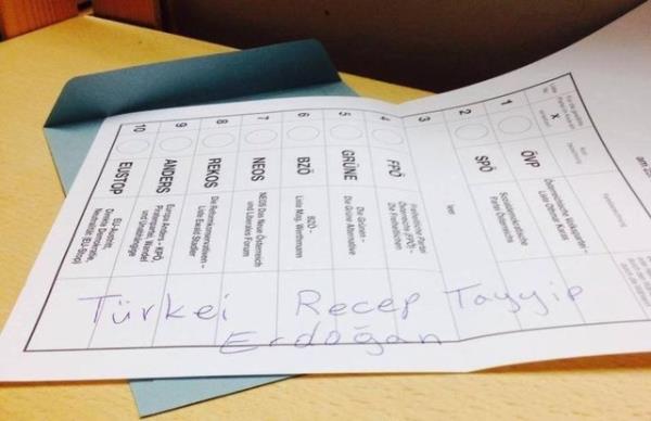 Oy pusulalaryla birlikte yaplan "Trklerin oyunu alp Trkiye Cumhuriyeti'ne ve Babakan'na dmanlk yapma devri bitti" yorumlar dikkati ekti.