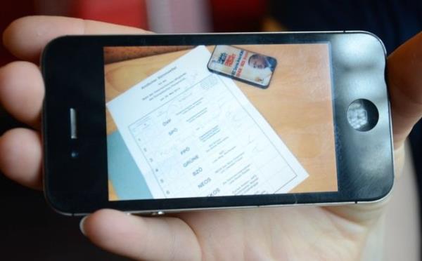 Gezi olaylarndan sonra Babakan Erdoan ve Trkiye hakknda yaplan olumsuz haberlerin arttna dikkati eken akalolu, tepkilerini dile getirmek iin oy pusulularna "Erdoan ve Trkiye" yazdklarn ifade etti.