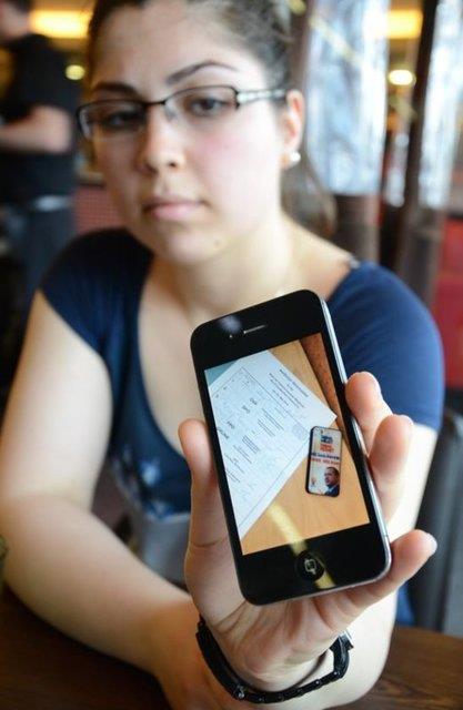 Oy pusulalarna "Trkiye-Erdoan" yazan yaklak 200 kiinin ektii fotoraflar siteye gnderdiini belirten akalolu unlar syledi: