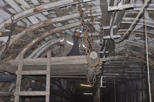 ilerden birer ac hatra olarak geride kalan fotoraflarda maden iilerinin olduka ilkel artlarda alt grlyor.