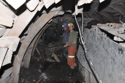 Yzlerce iinin alt madende madencilerin dinlenmesi iin oluturulan ve nefeslik olarak adlandrlan blmde zehirli gaz ve kntlerin engellenmesi iin maden tavannn brandalarla kapland grlyor.