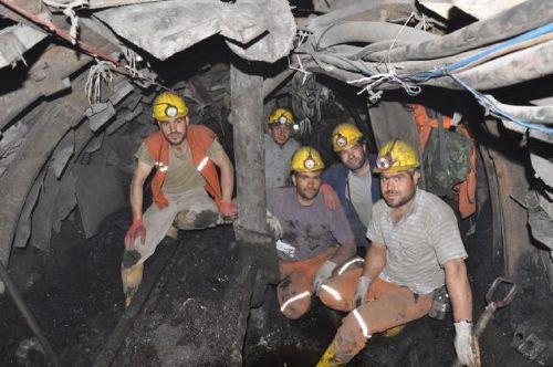 301 iisinin hayatn kaybettii Soma Kmr letmeleri A..'ye ait maden ocanda ortaya kan kaza ncesi grntlerinde iilerin ne kadar salksz ve zor artlarda alt dikkat ekti.