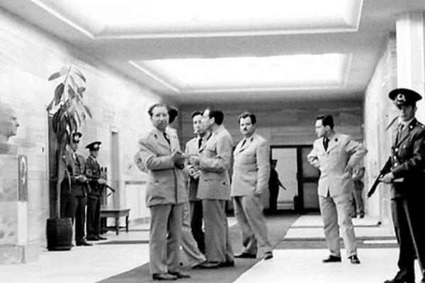 Darbeciler Babakanlk koridorlarnda.