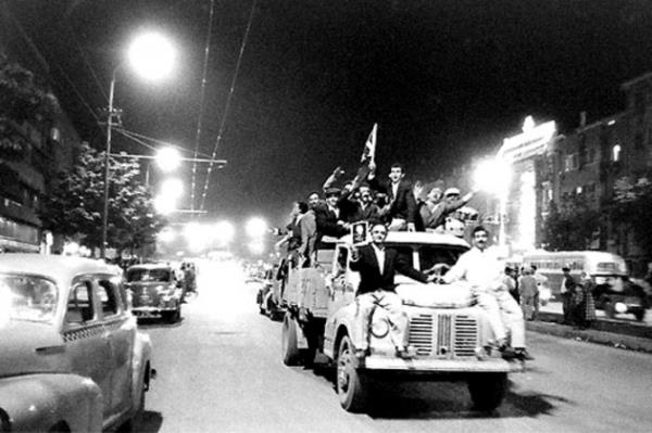 Darbeyi kamyonlara binerek kutlayanlar.