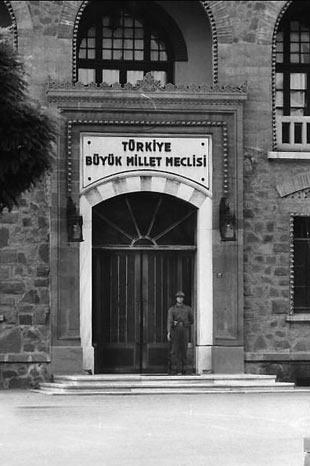 Meclis'in kapsnda bir asker