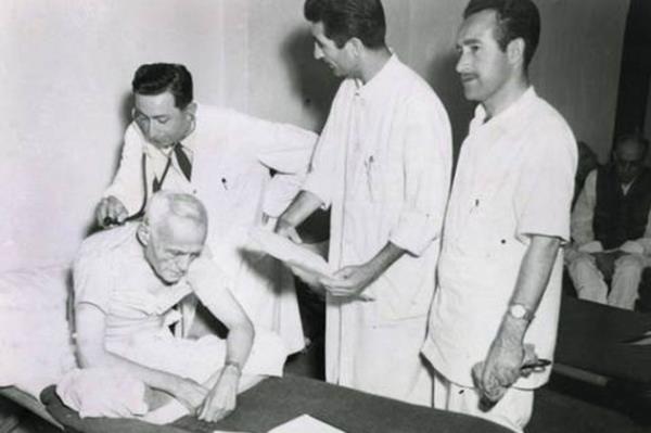 Yassada?ya gnderilen DP?liler arasnda yal ve hasta olanlar da vard. Hastalarn muayene grntleri, Milli Birlik Komitesi tarafndan datlan reklam fotoraflarna da yansmt.