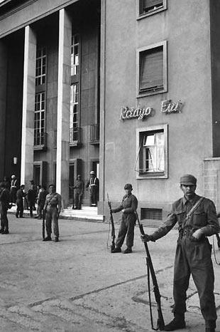 Radyo Evi, askerlerin kale gibi koruduu yerdi.