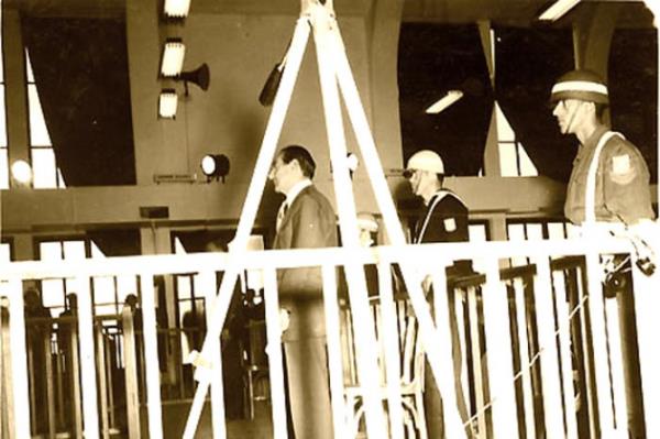 Adnan Menderes yarglanrken.