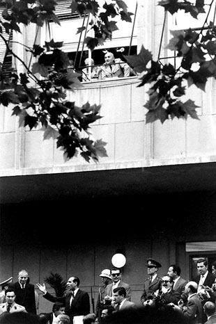 Cemal Grsel, darda bekleyenleri selamlyor.