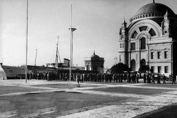Dolmabahe'den Yassada'ya gidecek vapura binenler.