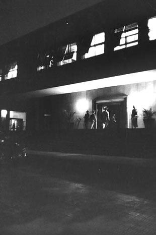 Demokrat Parti genel merkezi gece saatleri.