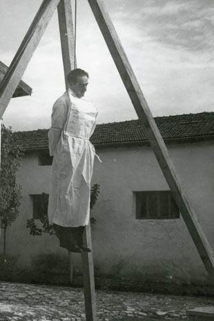 Menderes?in cezas 1961 ylnn 17 Eyll?nde infaz edildi.. Menderes?in altndaki tabure ekildiinde, saatler 13.30?u gsteriyordu.