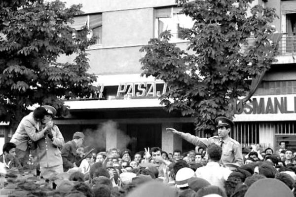 Darbeye sevinenler subaylar pyorlard.