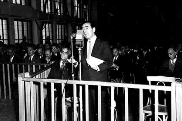 Yassada'da Menderes kendisini savunuyor.