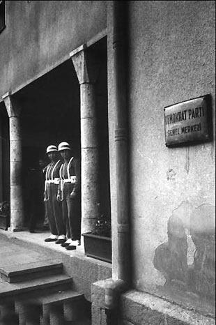 Askerler Demokrat Parti'nin genel merkezinde.