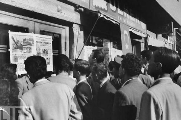 Gazete bayilerinin nnde kuyruklar vard.