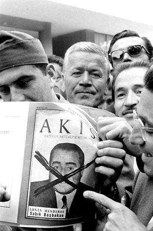 Darbeyi kutlayanlarn elinde Akis dergisi vard.